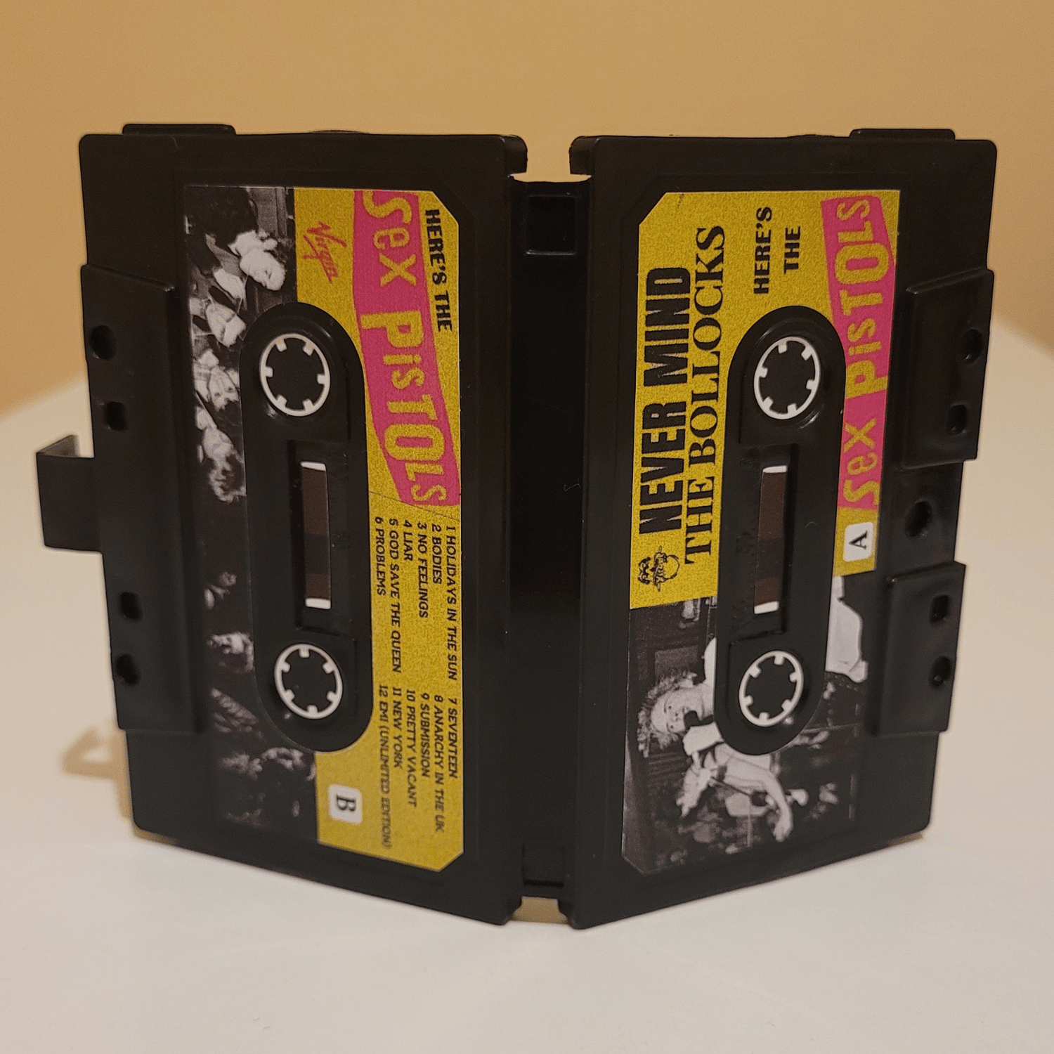 Carteira Sex Pistols (Nevermind The Bollocks) - Mr. Bacon Store